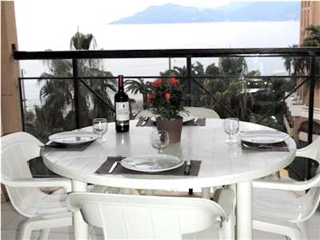 Front Beach Pools Apartment